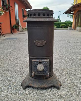 Stufa antica e lampadario 