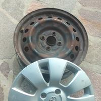 Cerchi con copricerchi Yaris r15