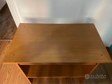 Scrivania con ripiano estraibile