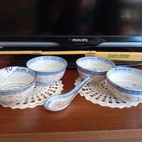 Ciotole (4) e cucchiaio in porcellana orientali.