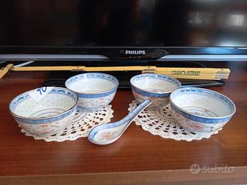 Ciotole (4) e cucchiaio in porcellana orientali.