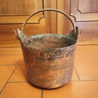 Antico secchio in rame