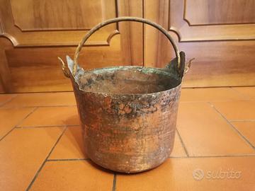 Antico secchio in rame