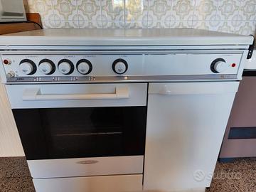 Stazione con fornello e forno a gas