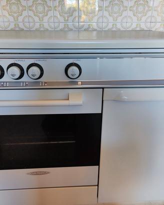 Stazione con fornello e forno a gas