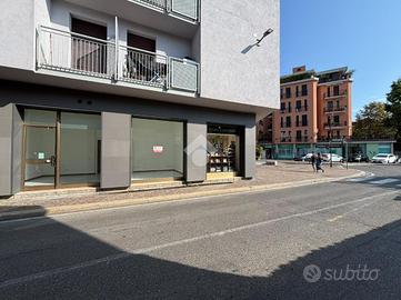 NEGOZIO A MARIANO COMENSE