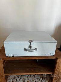 Cassa in legno vintage con maniglie in metallo