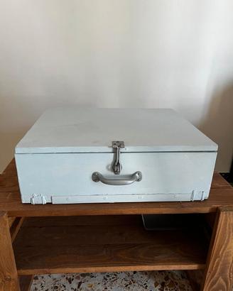 Cassa in legno vintage con maniglie in metallo