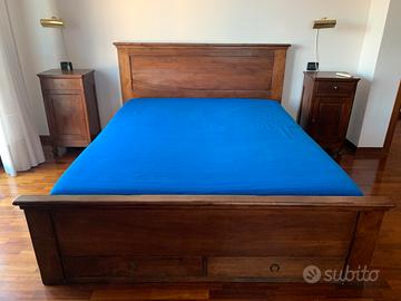 Letto matrimoniale in legno di noce con cassetti