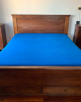 Letto matrimoniale in legno di noce con cassetti