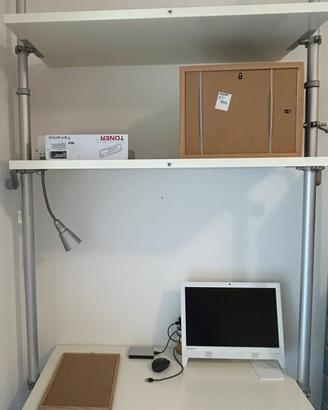 Cabina armadio mensole e appendiabiti