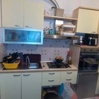 cucina con forno e piano cottura, no frigo