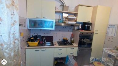 cucina con forno e piano cottura, no frigo