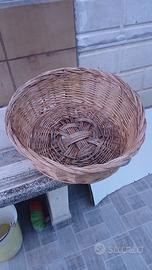Antico cesto in vimini intrecciato fatto a mano.
