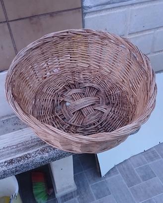 Antico cesto in vimini intrecciato fatto a mano.