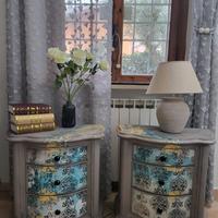 Comodini stile materico e dettagli in foglia oro