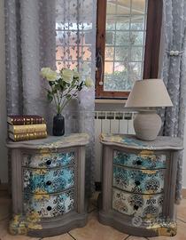 Comodini stile materico e dettagli in foglia oro