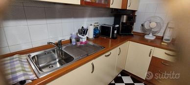 Cucina angolare con elettrodomestici
