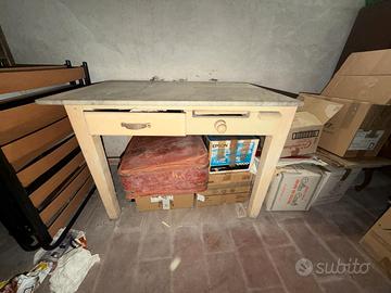 Tavolo da cucina vintage con bel piano in marmo