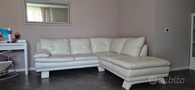 Divano in pelle bianca