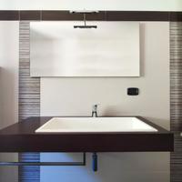 Arredo bagno completo di lavabo specchio mobile