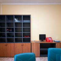 Scrivania con sedie, parete attrezzata da ufficio