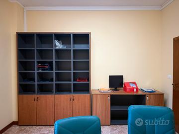 Scrivania con sedie, parete attrezzata da ufficio