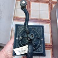macina caffè antico in ferro 