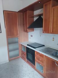 Cucina completa con tavolo e 6 sedie