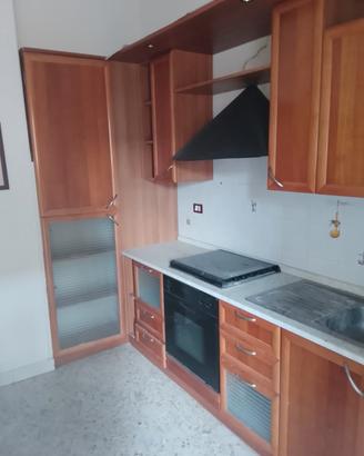 Cucina completa con tavolo e 6 sedie