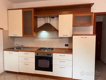 Cucina 310x240 con tavolo e sedie e elettrodom.