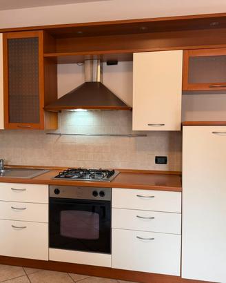 Cucina 310x240 con tavolo e sedie e elettrodom.