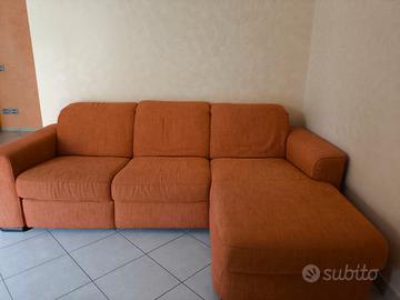 Divano Natuzzi Chaise Longue arancio - piano terra