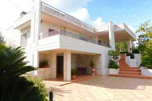 Villa di 200 m² con più di 5 locali e box auto a M