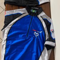 Maglia vento da ciclismo con pantaloncini e guanti