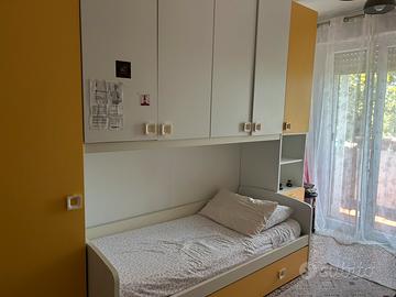 Cameretta a ponte gialla con letto estraibile