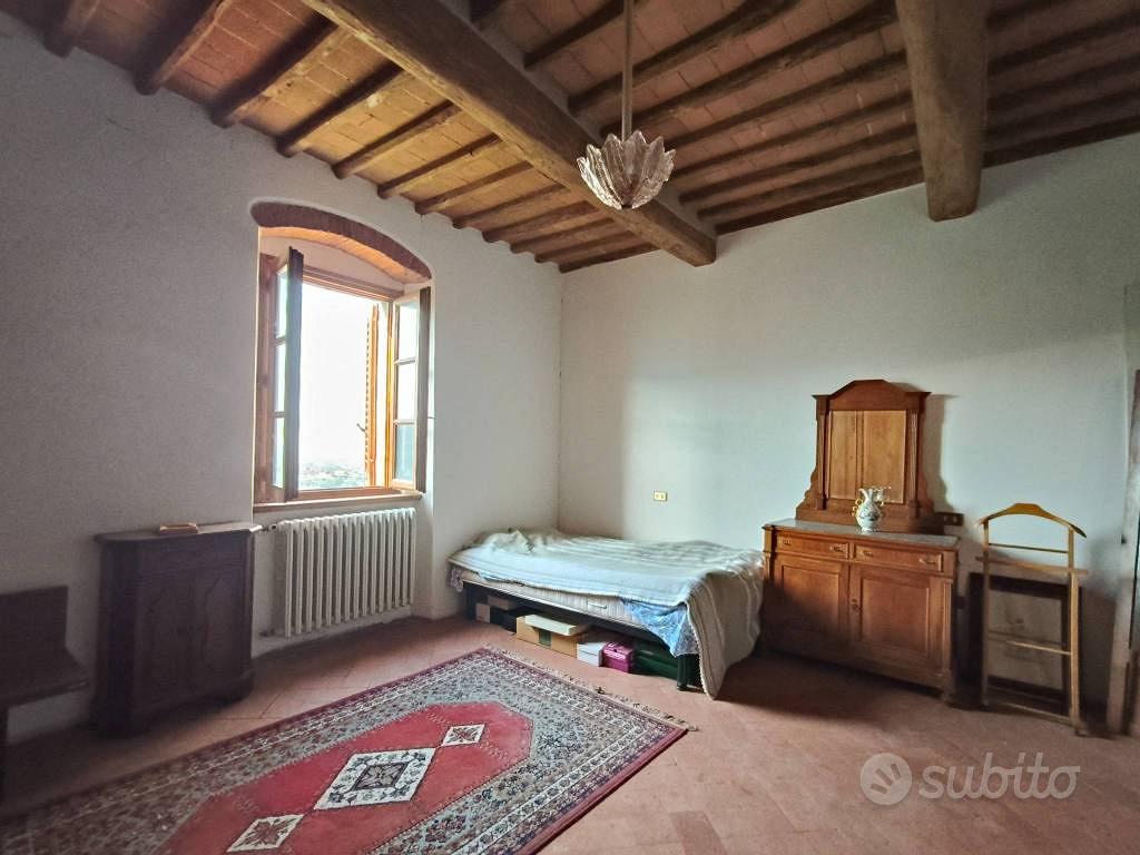 Rustico / Casale di 204 m² con più di 5 locali a L - Vista 4