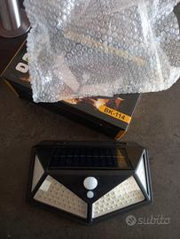 Lampada solare con crepuscolare e rilevatore prese