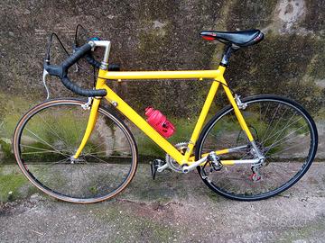 bici da corsa con telaio in alluminio riverniciato