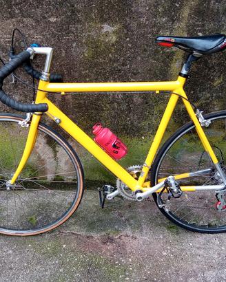 bici da corsa con telaio in alluminio riverniciato