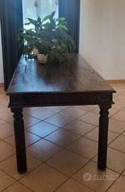 Tavolo in legno massiccio