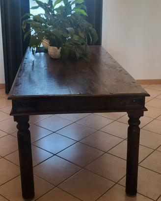Tavolo in legno massiccio