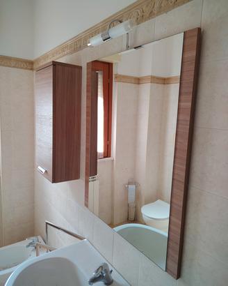 Specchiera con luce e mobiletto bagno