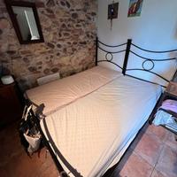 Due letti singoli in ferro battuto