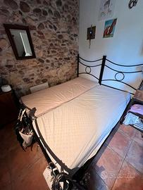 Due letti singoli in ferro battuto