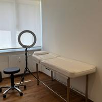 lettino lampada e sgabello