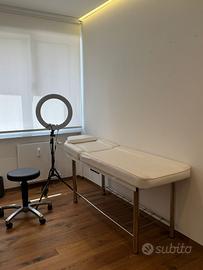 lettino lampada e sgabello