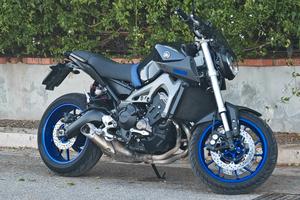 moto Yamaha mt 09 con soli 20000 km tagliandata