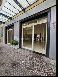Vendita locale commerciale ristrutturato