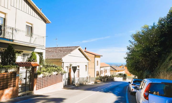 Vendita meta' villa bifamiliare